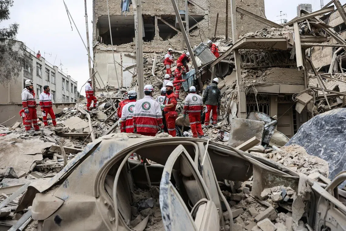 伊朗德黑兰这栋住宅楼周一遭受空袭，紧急救援人员随即赶到现场展开工作。（路透社）