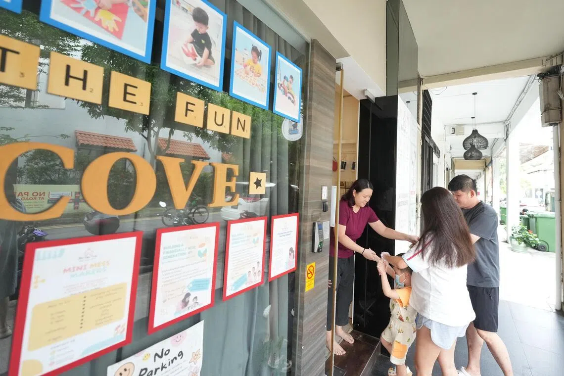 苏可俐（左一）以灵活的全天候托管服务填补周末缺口，满足家长多元的照护需求。（谢智扬摄）