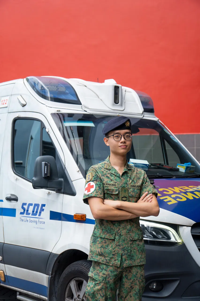 从武装部队医疗训练学院毕业后，陆军下士陈岸鸿目前在民防部队实习半年，积累宝贵的实践经验。（国防部提供）