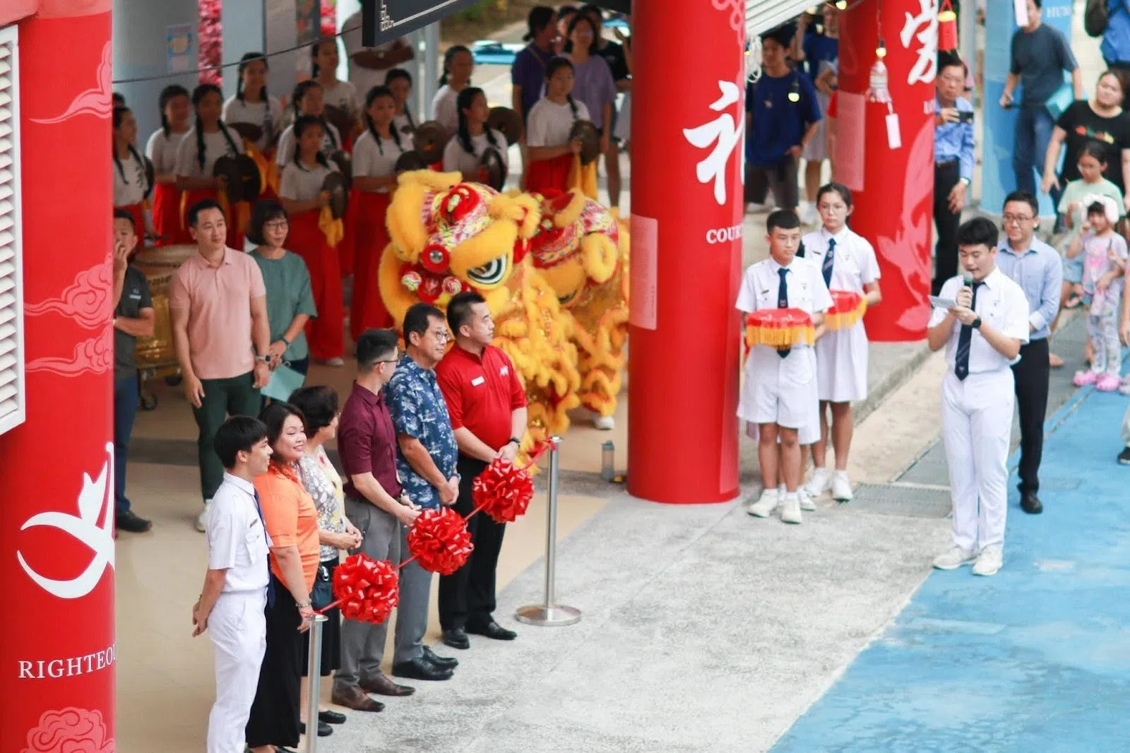 当天学校举办八大校训梁柱剪彩仪式和舞狮表演，热闹非凡。（南华中学提供）