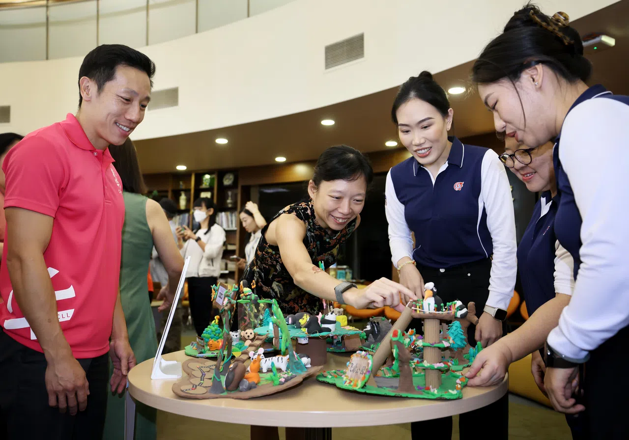 教育部兼数码发展及新闻部政务部长、推广华文学习委员会主席刘洁敏（左二）和推广华文学习委员会学前组组长谢曜全（左一）参观教具展。获颁季军的人民行动党社区基金会Sparkletots学前中心教师张孟涵（右起）、朱莉莉和王玥明，在场介绍她们创造的动物世界。（龙国雄摄）