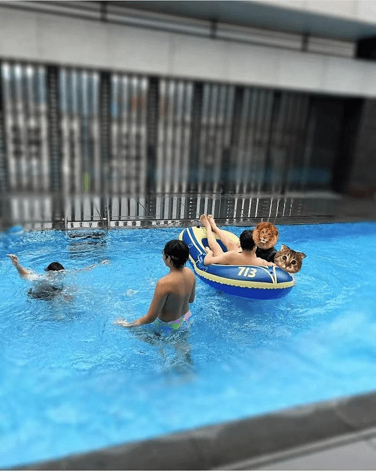 林志颖（右一）躺在水池上，儿子在一旁玩水。（取自面簿）