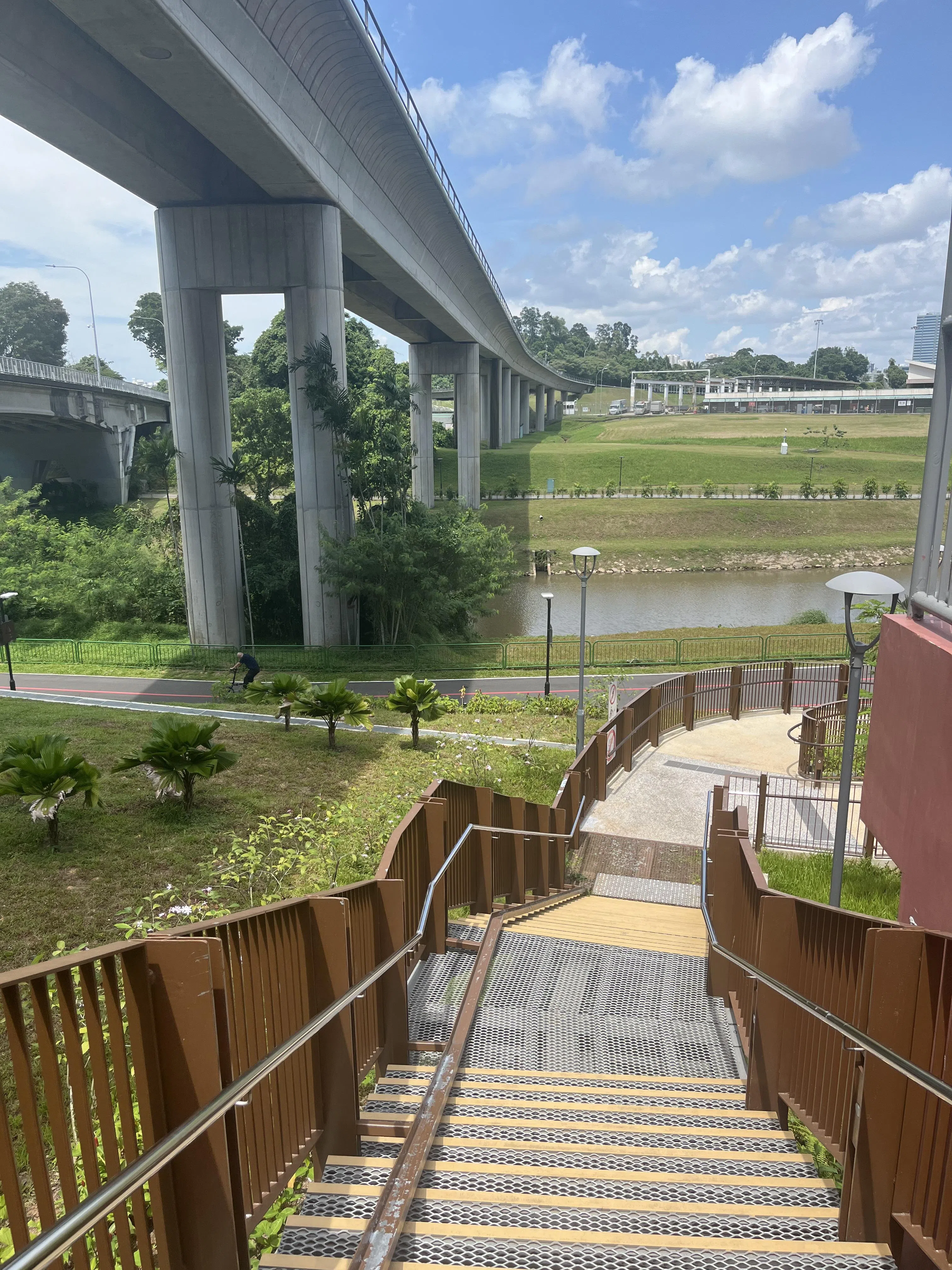 金文泰消防局附近第212座组屋，走下楼梯就能踏上公园连道。（陈映蓁摄）