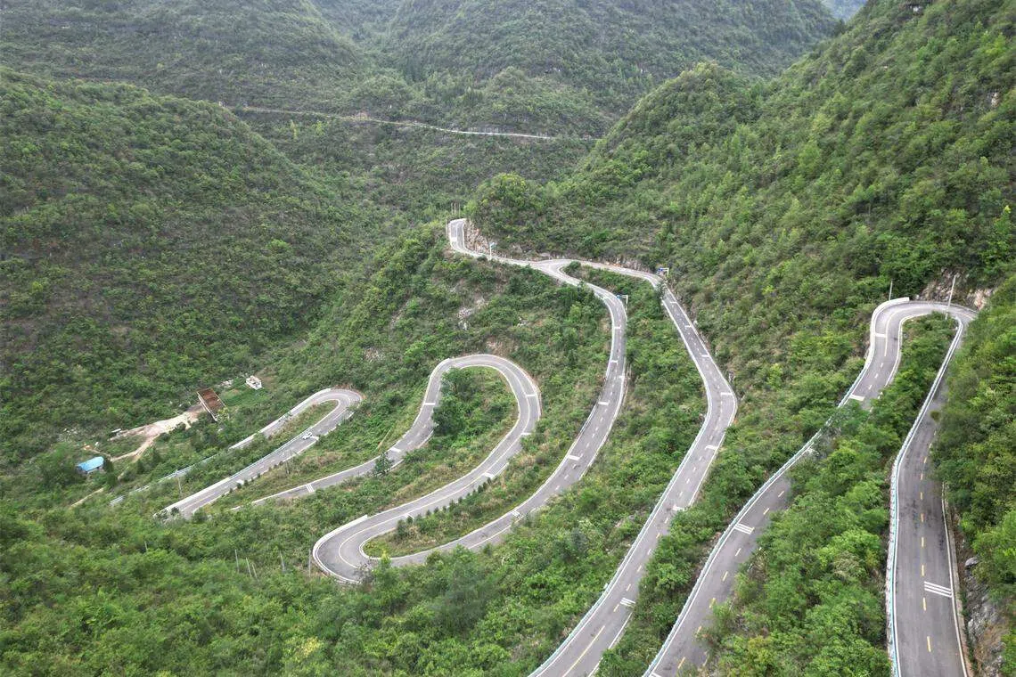 天坑蜿蜒山路是晕车大敌。（作者提供）