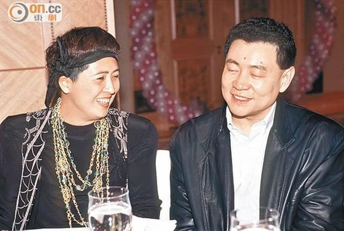 李嘉欣曾卷入宝咏琴（左）和刘銮雄的风波。（微博）