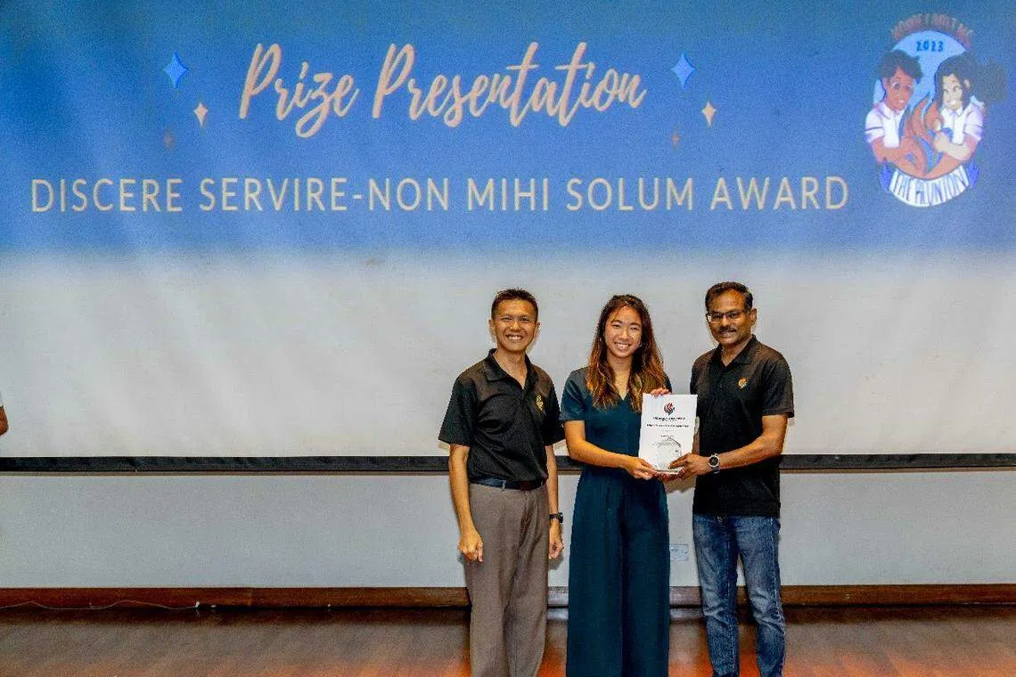 现任院长王有成和退休的前院长曼诺加兰（Manogaran Suppiah）受邀一同颁奖。（安德逊实龙岗初院提供）