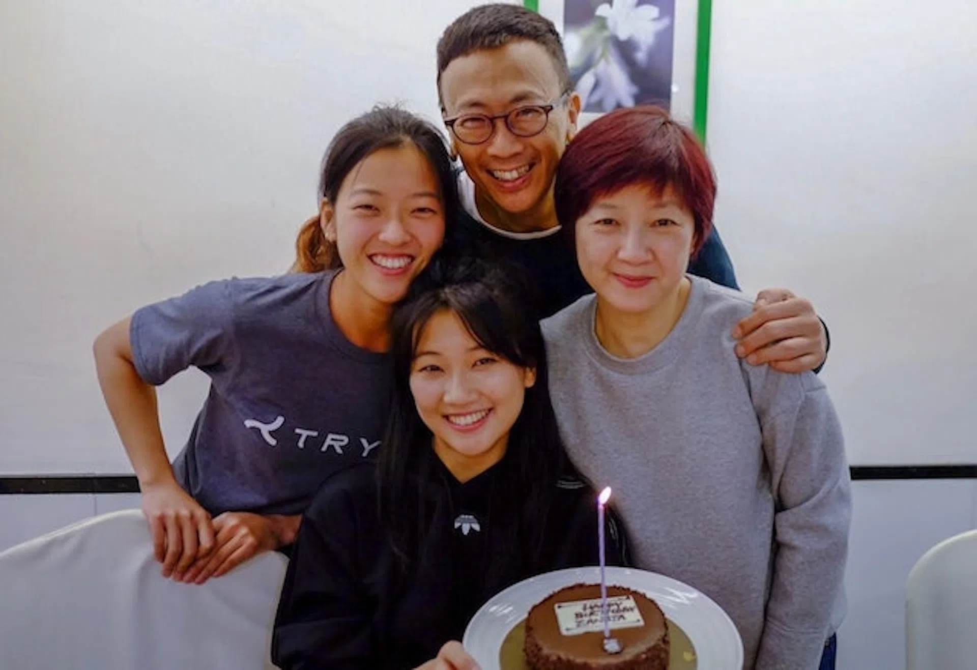 郑丹瑞（后排中）一家其乐融融。他与老婆“沙律”（右一）夫妻感情恩爱如昔。（互联网）