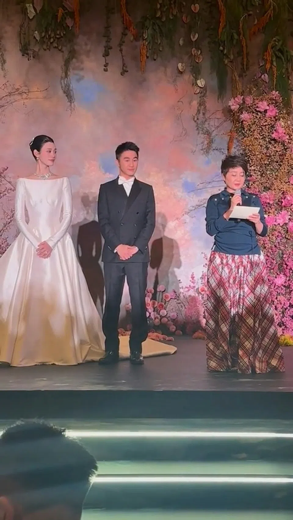 梁安琪（右一）当何猷君（中）和嘉宾们的面当众盛赞媳妇奚梦瑶。（互联网）