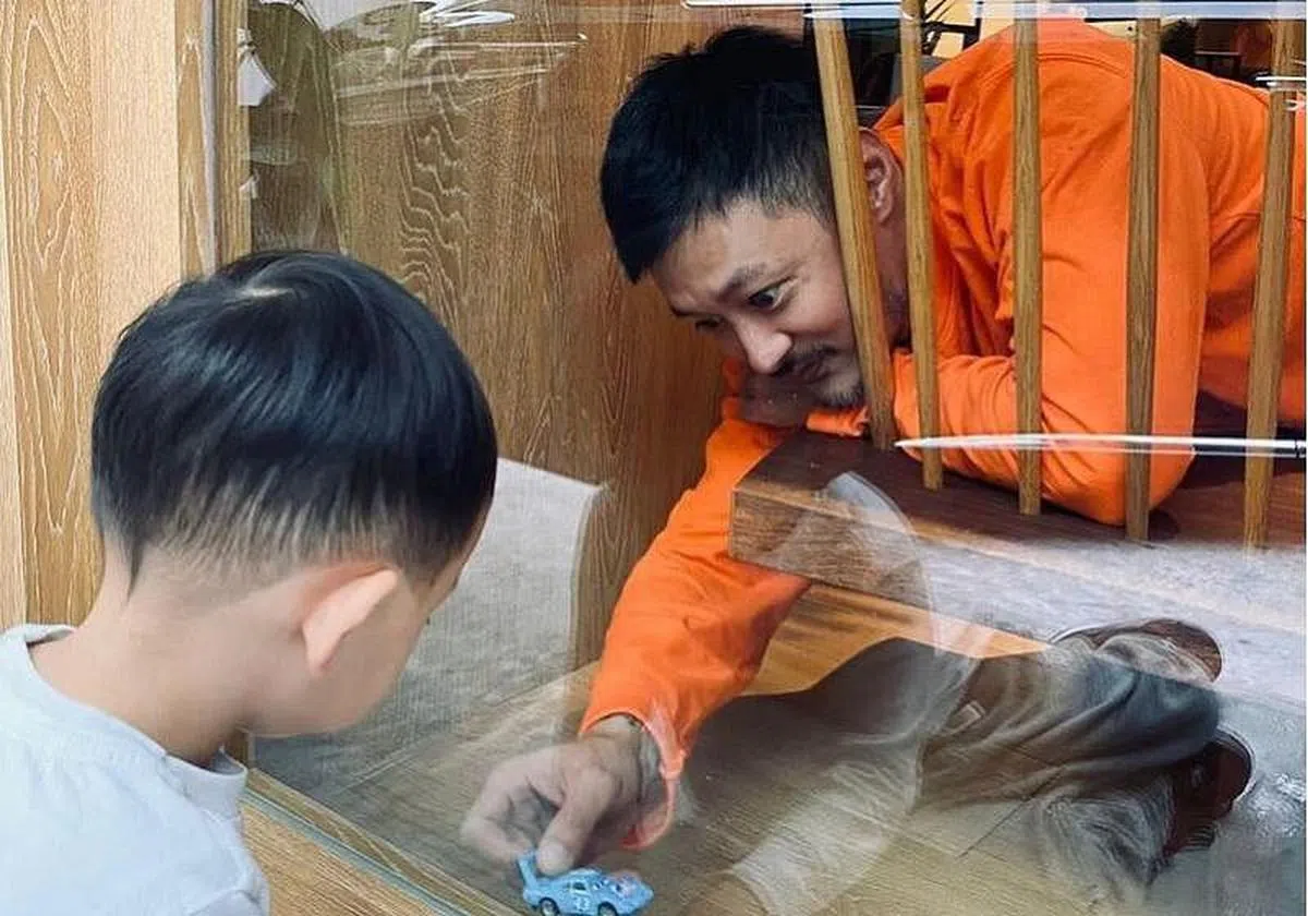 余文乐早前曾返中国大陆工作，之后返台时要隔离，与儿子隔着玻璃见面。（网络）