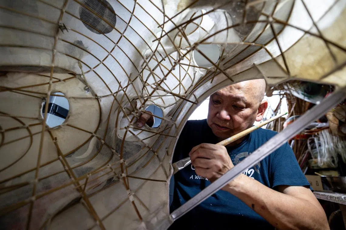 制作狮头的步骤一点也不能马虎。（叶振忠摄）