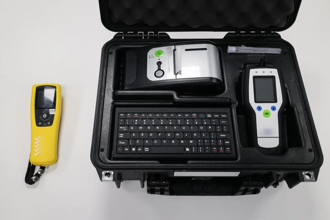 交警目前使用的是图左这款手提测醉器，新试用的是右边这套手提呼气酒精取证器，两款使用方式相似且都轻便，适合于前线行动。（李冠卫摄）