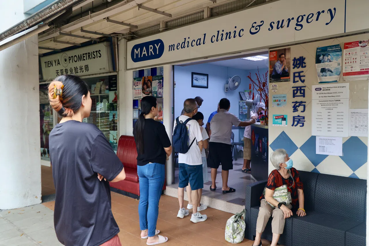 生病还得去大排长龙的诊所等待叫号，不仅是折腾，还浪费了最宝贵的休息时间。（邝启聪摄）
