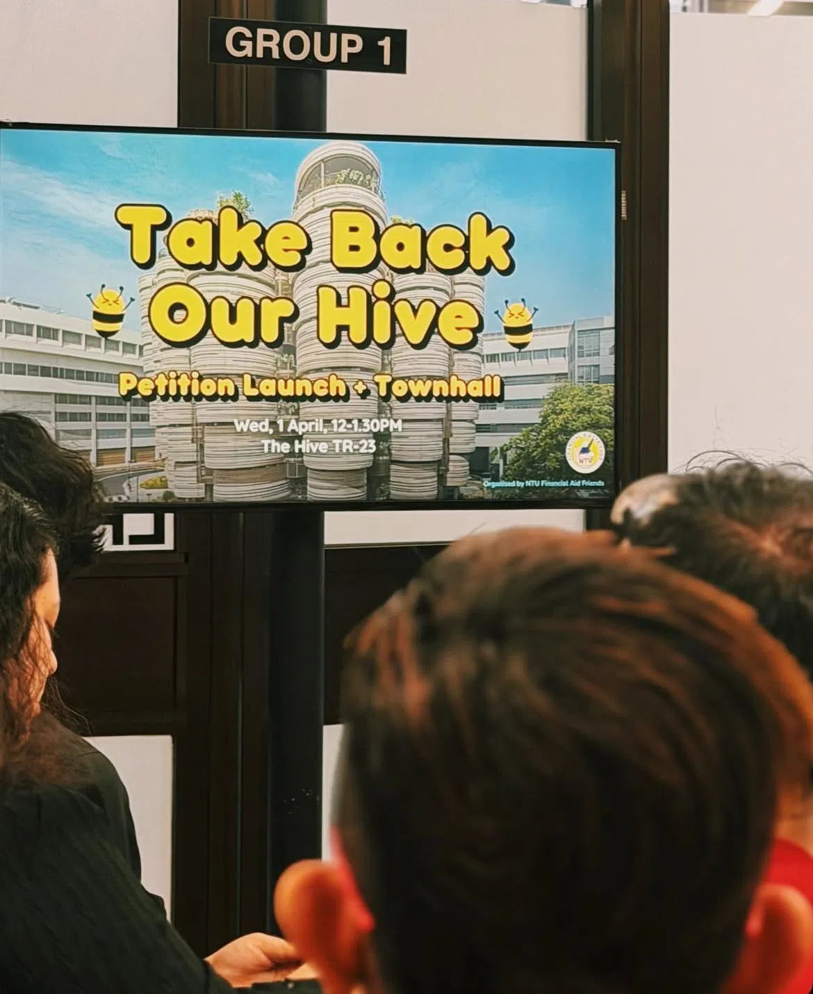 NTU Financial Aid Friends星期三（4月1日）在大华银行创新中心召集学生请愿。（社媒截图）