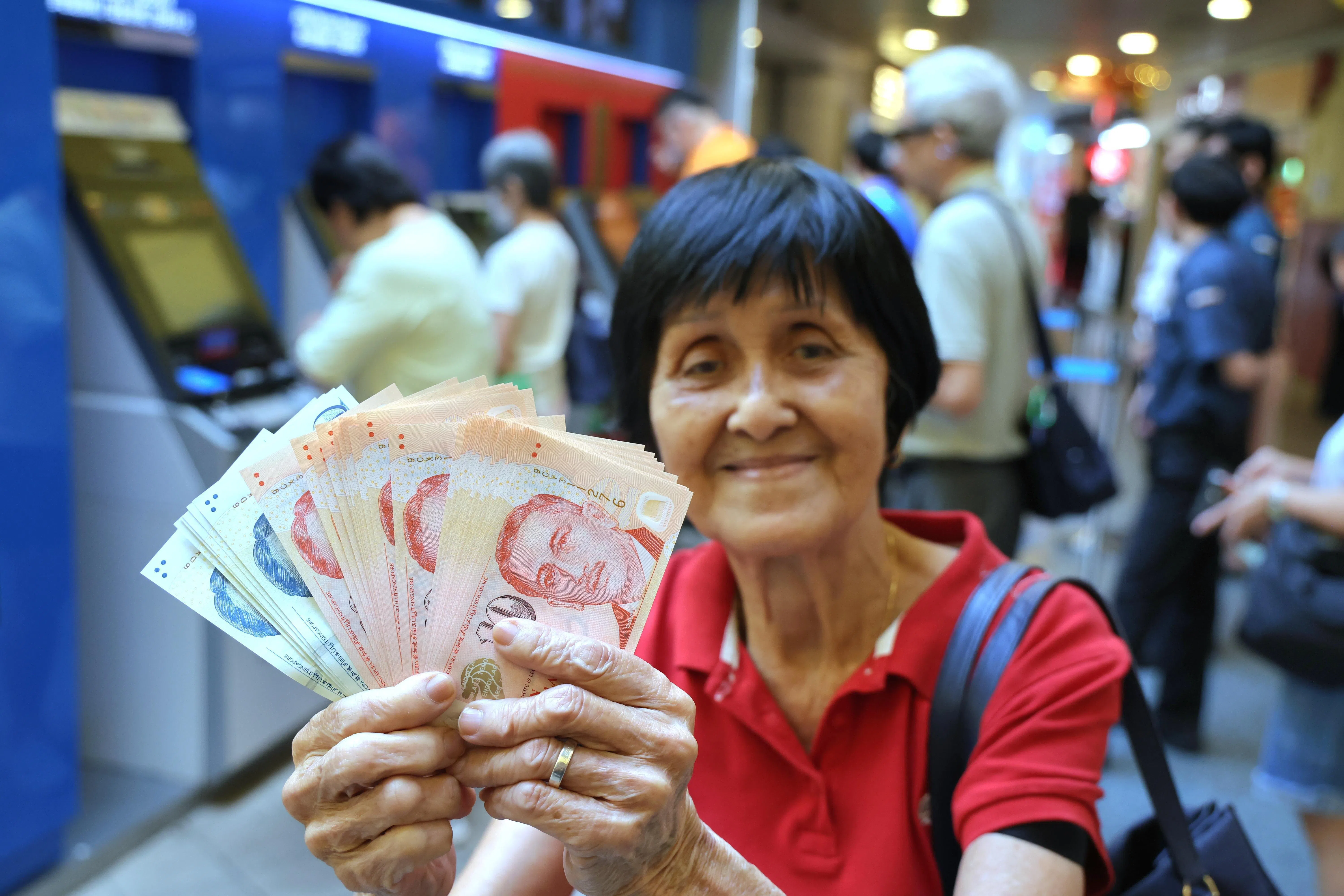 80岁高龄的王敬福，等了两个多小时，如愿从大巴窑中心的临时提款机取到1200元新钞。（梁麒麟摄）