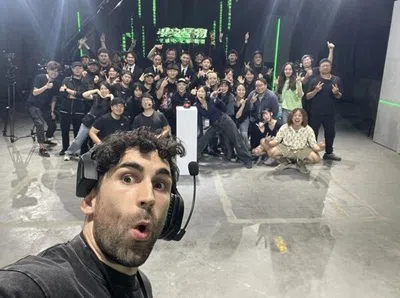 酷的梦（前）自资拍摄实境节目《中文怪物》。（互联网）