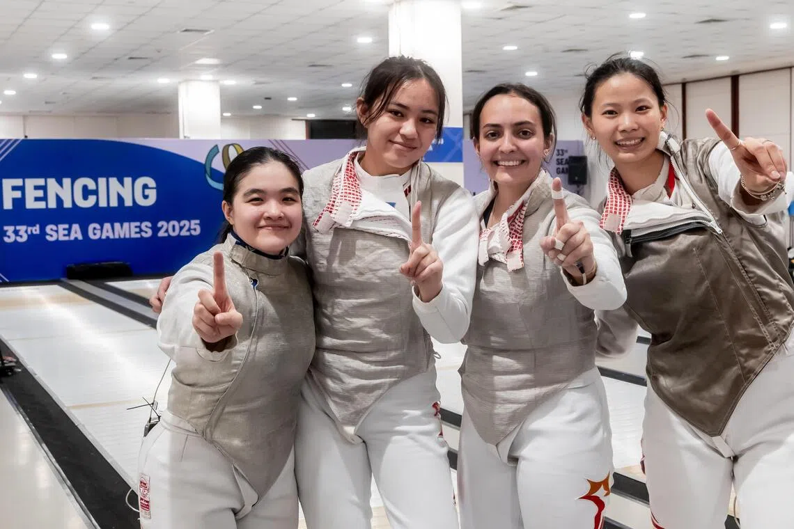 花剑女队队员黄颉歆（左起）、李亭仪、阿米塔和章可美为新加坡取得团体赛五连冠。（新加坡全国奥理会提供）