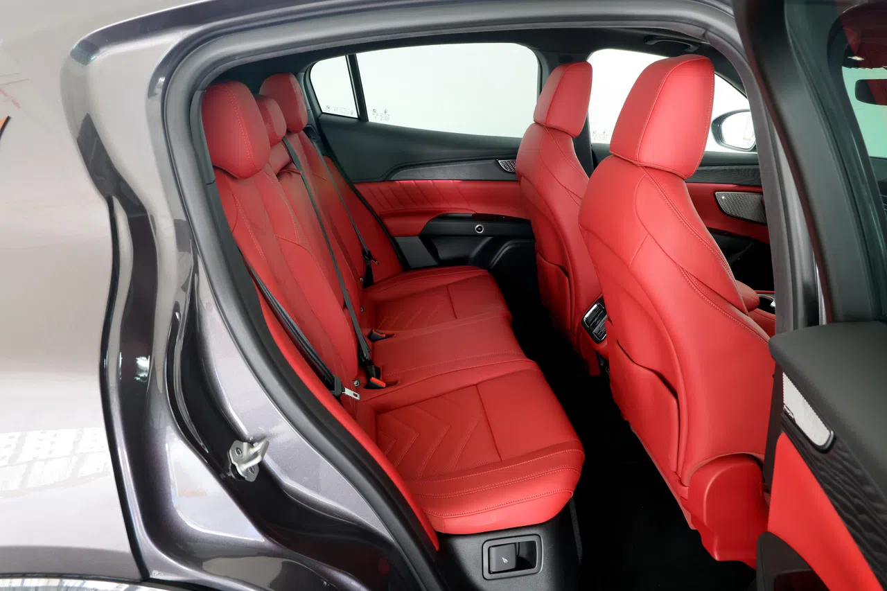 后座的头部和腿部空间很大，乘坐舒服。（龙国雄摄）