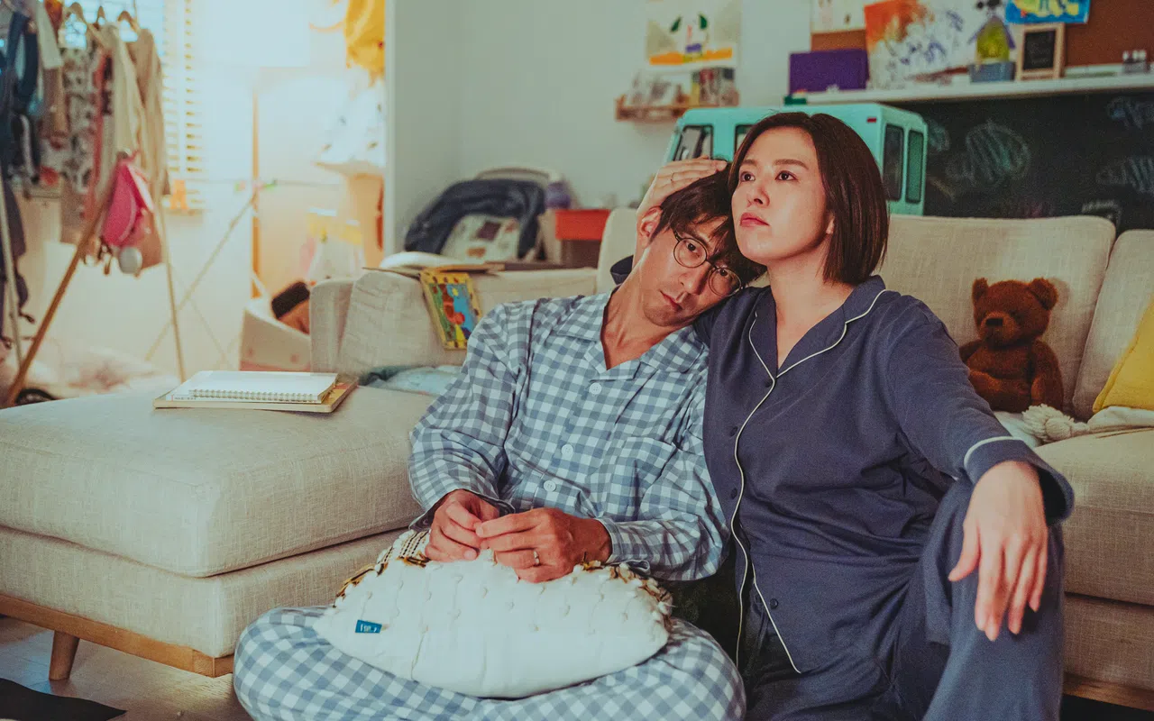 修杰楷（左）在剧里因疫情被公司资遣，改由妻子刘品言重返职场，他在家当“家庭煮夫”。（Netflix提供）