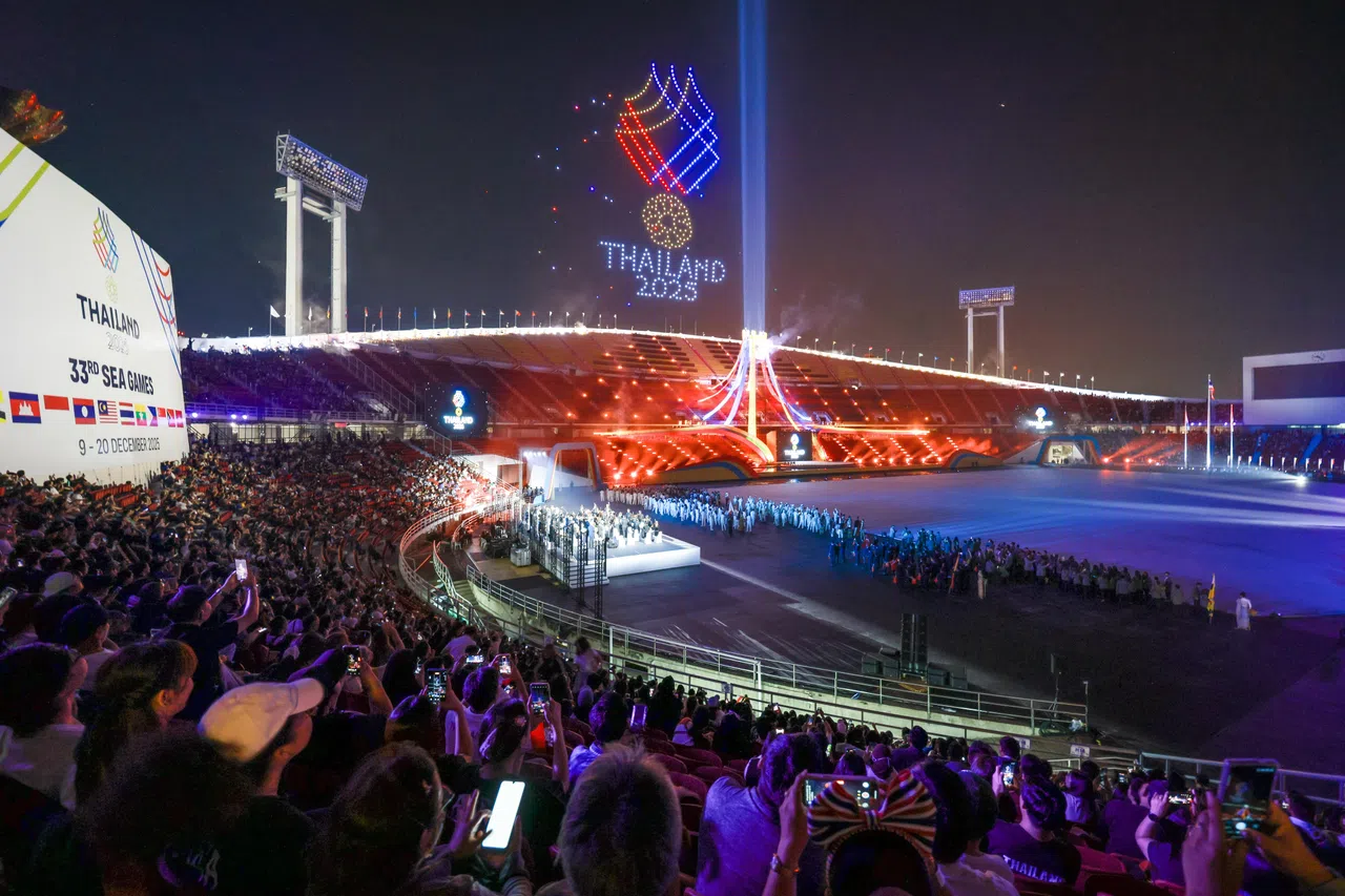 800架无人机组成了泰国东运会的标志，主火炬则是用灯光组成的光柱。（海峡时报）