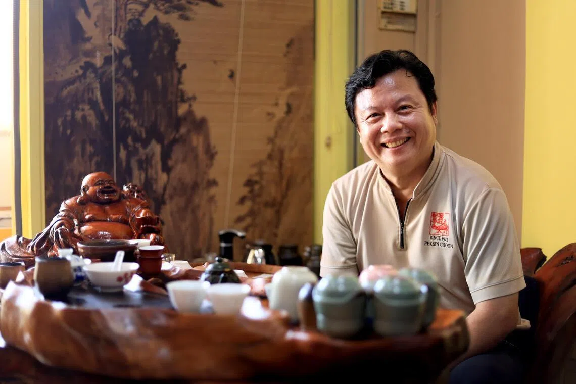 白进火认为，茶不该只是饮品，也可以是一种陪伴。 （龙国雄摄）