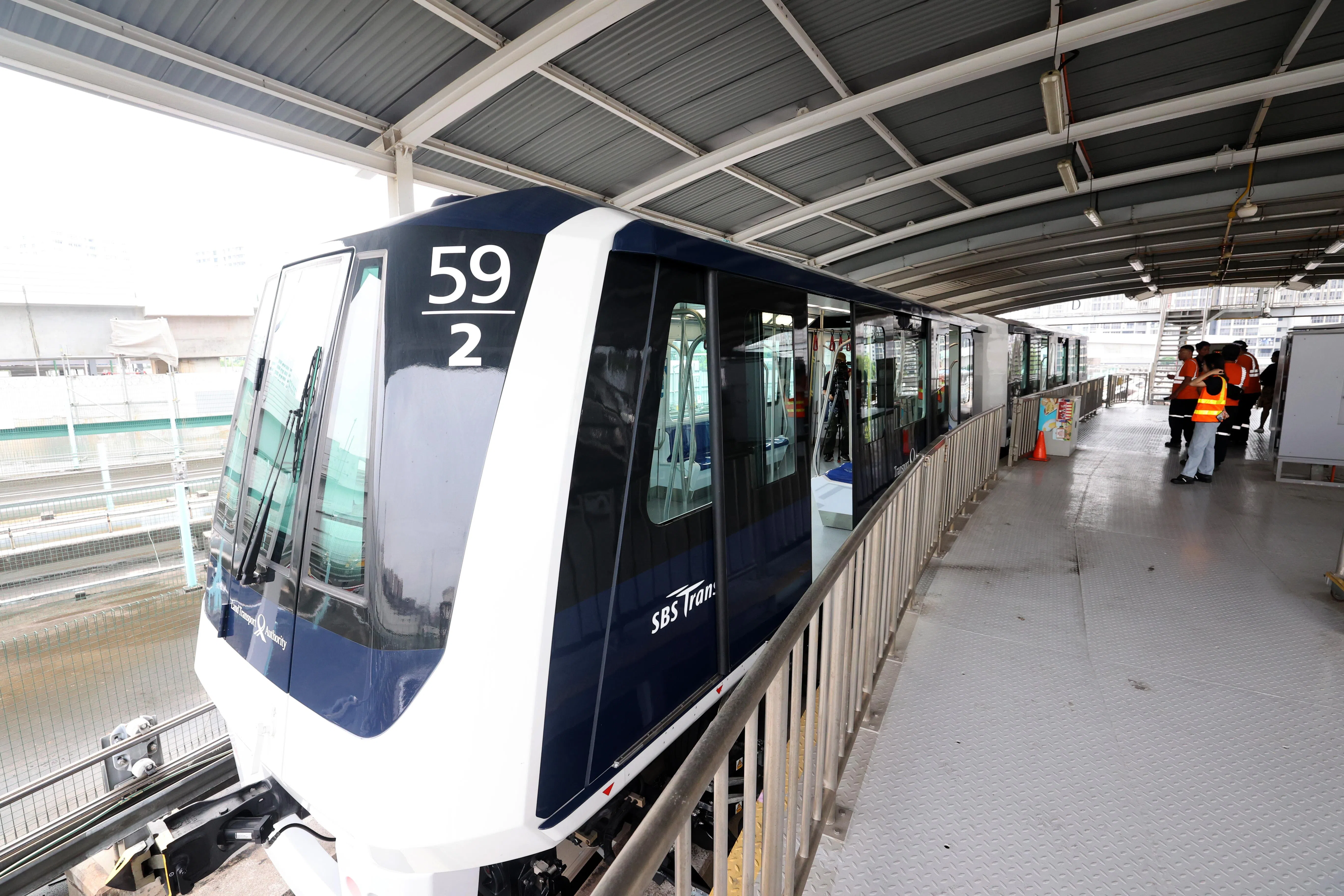 第三代列车由三菱重工在日本三原市制造，首两列去年11月运抵新加坡，另外两列预计今年10月投入运作。（邝启聪摄）