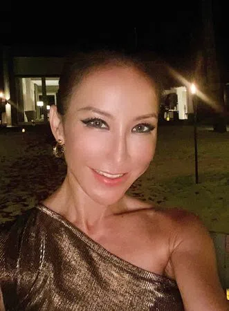 李玟生前总爱帮助人，李家人希望将她礼服拿来做公益拍卖，善款全数捐出行善。（互联网）