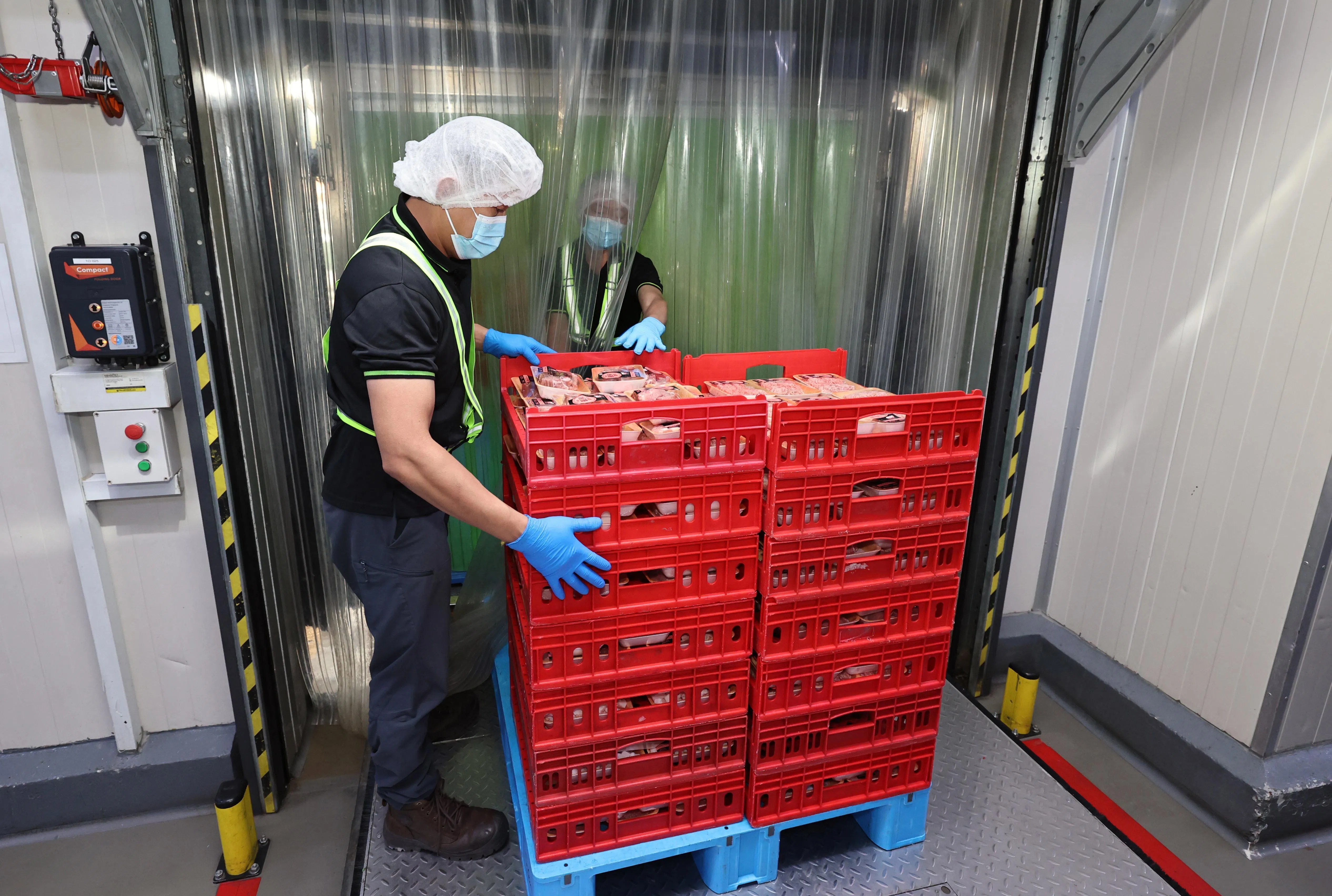 完成包装后的鲜猪肉直接送入冷藏车内，在摄氏0度至4度内的严格控温下送往全岛163家平价超市。（周国威摄）