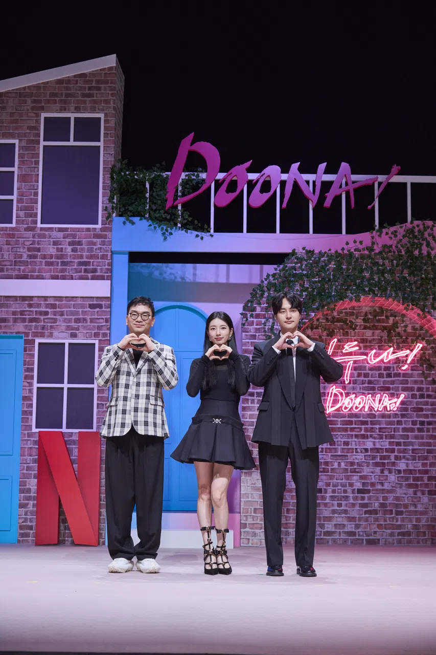 导演李政孝（左起）与主演秀智、梁世宗现身于首尔举行的记者会。      （Netflix提供）