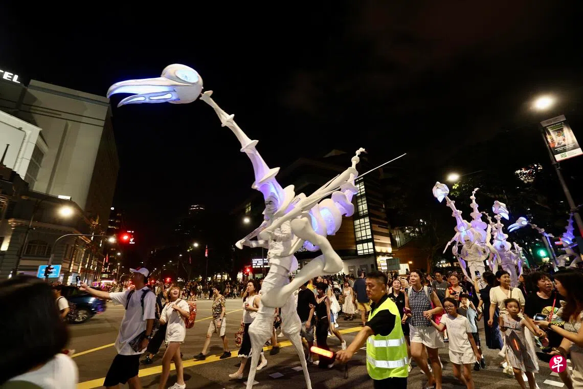 荷兰剧团《鸟人》狮城夜空下登场