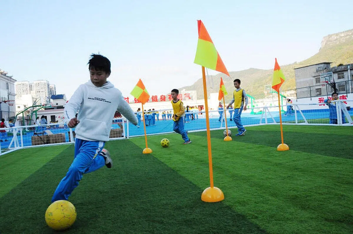 11月23日，中国贵州省石阡县第二小学学生在操场展开足球训练。（新华社）