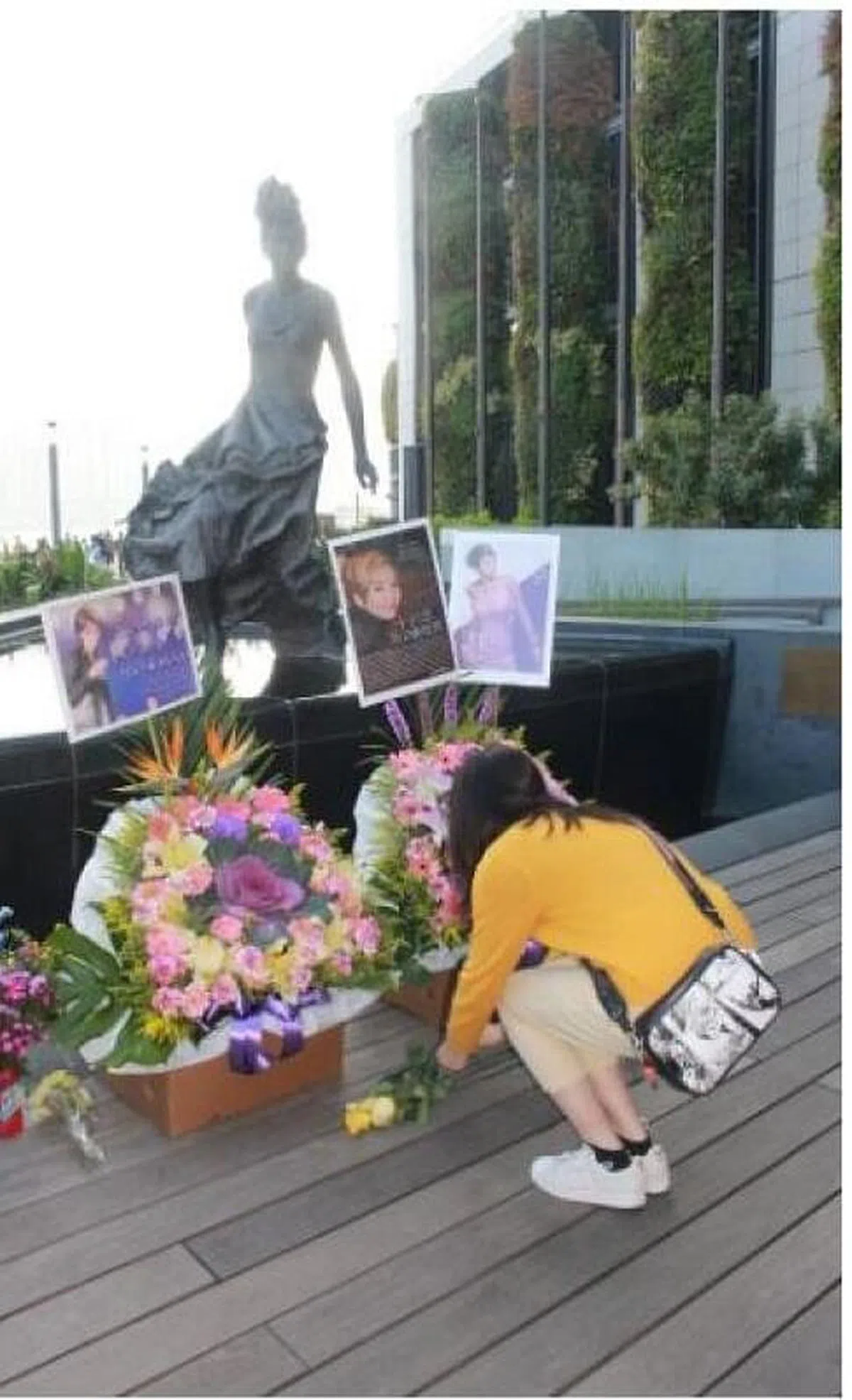 粉丝在香港多个地点拜祭梅艳芳。（网络）