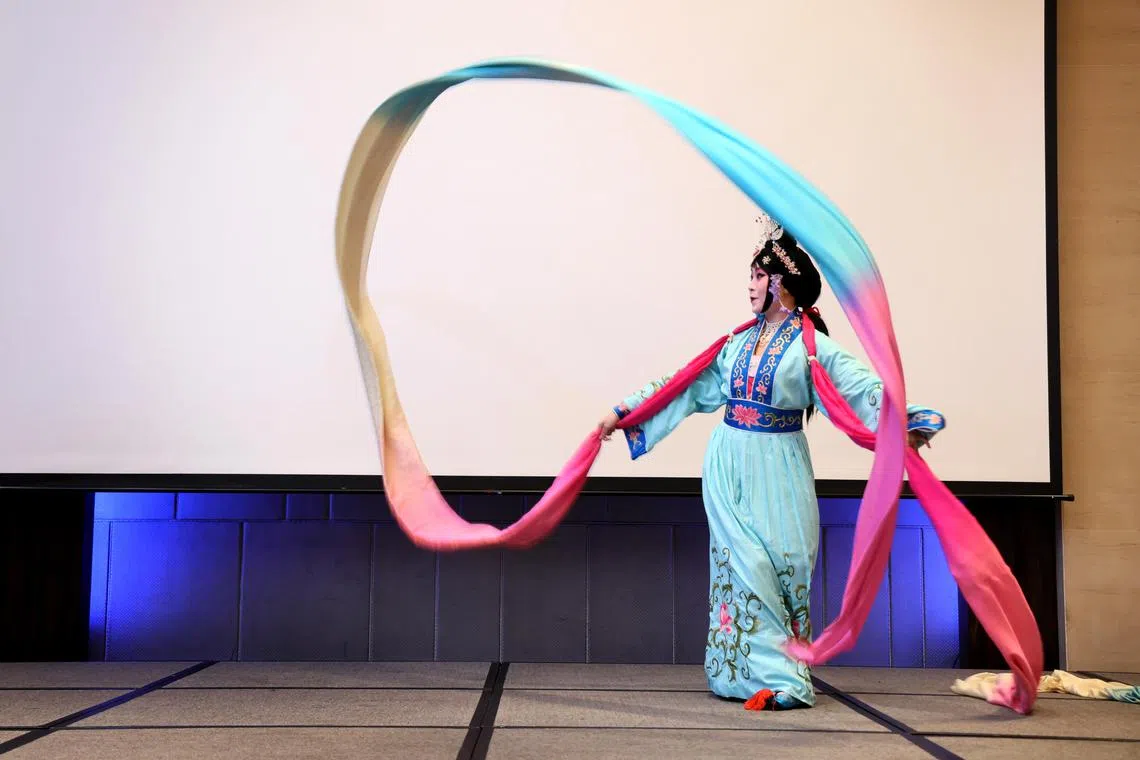 10岁开始学京剧的常熙雅，在午宴上演出京剧《天女散花》。（龙国雄摄）