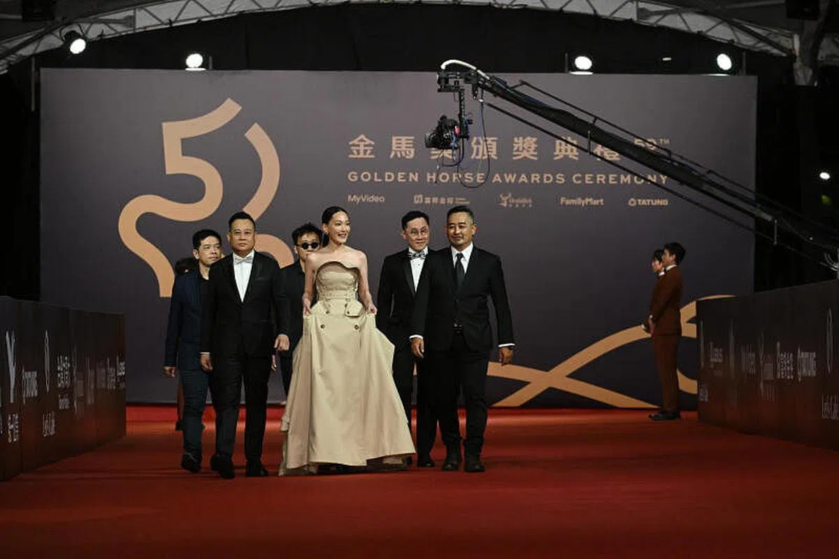 《芽笼》的动作指导冯推守（前排右）与导演邝子君（前排左）帅气地步上第59届金马奖红地毯。（金马执委会提供）