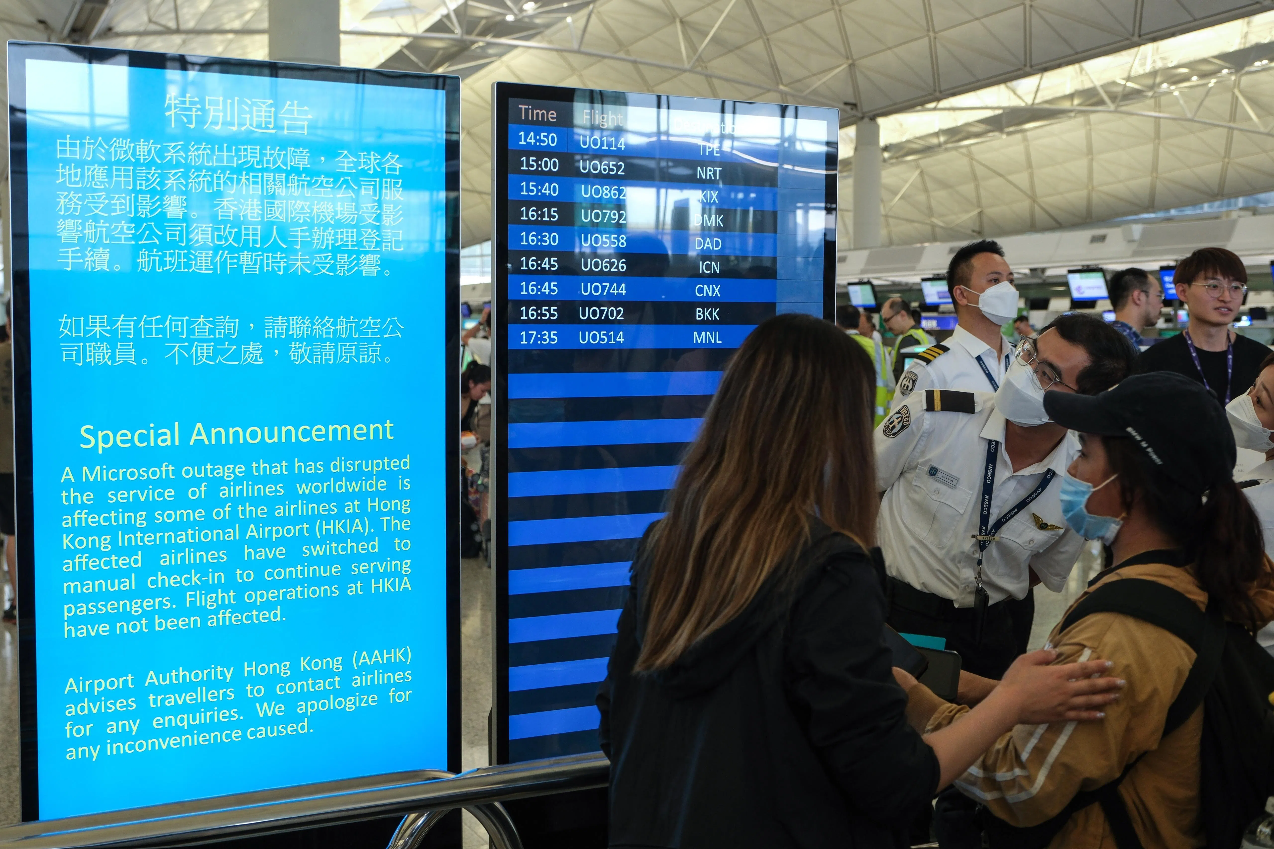因为微软系统出现故障，多家航空公司运作受影响。香港国际机场业改用人工办理登机手续，但航班运营未受影响。（彭博社）