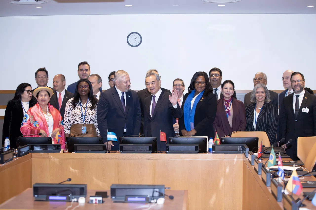 中国外交部长王毅9月24日在纽约联合国总部出席中国—拉共体“四驾马车”外长第八轮对话，中国与拉美和加勒比国家要规划下阶段合作重点，巩固深化中拉政治互信和互利合作，助力中拉命运共同体建设取得新发展。（中新社）