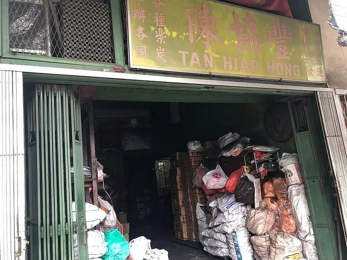 新加坡最后一家木炭零售店，节目拍摄后已关闭。（新传媒提供）