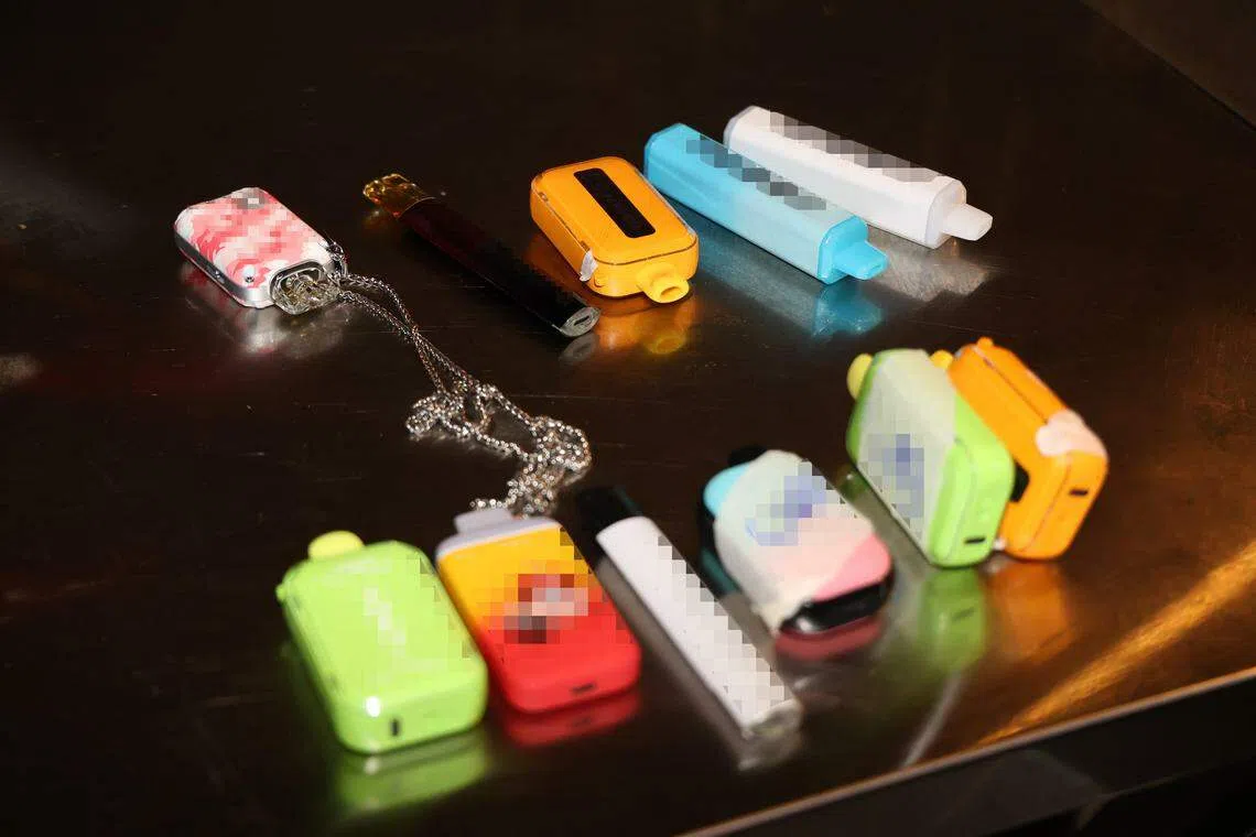 执法人员在夜店内，起获至少11个电子烟。（林明顺摄）