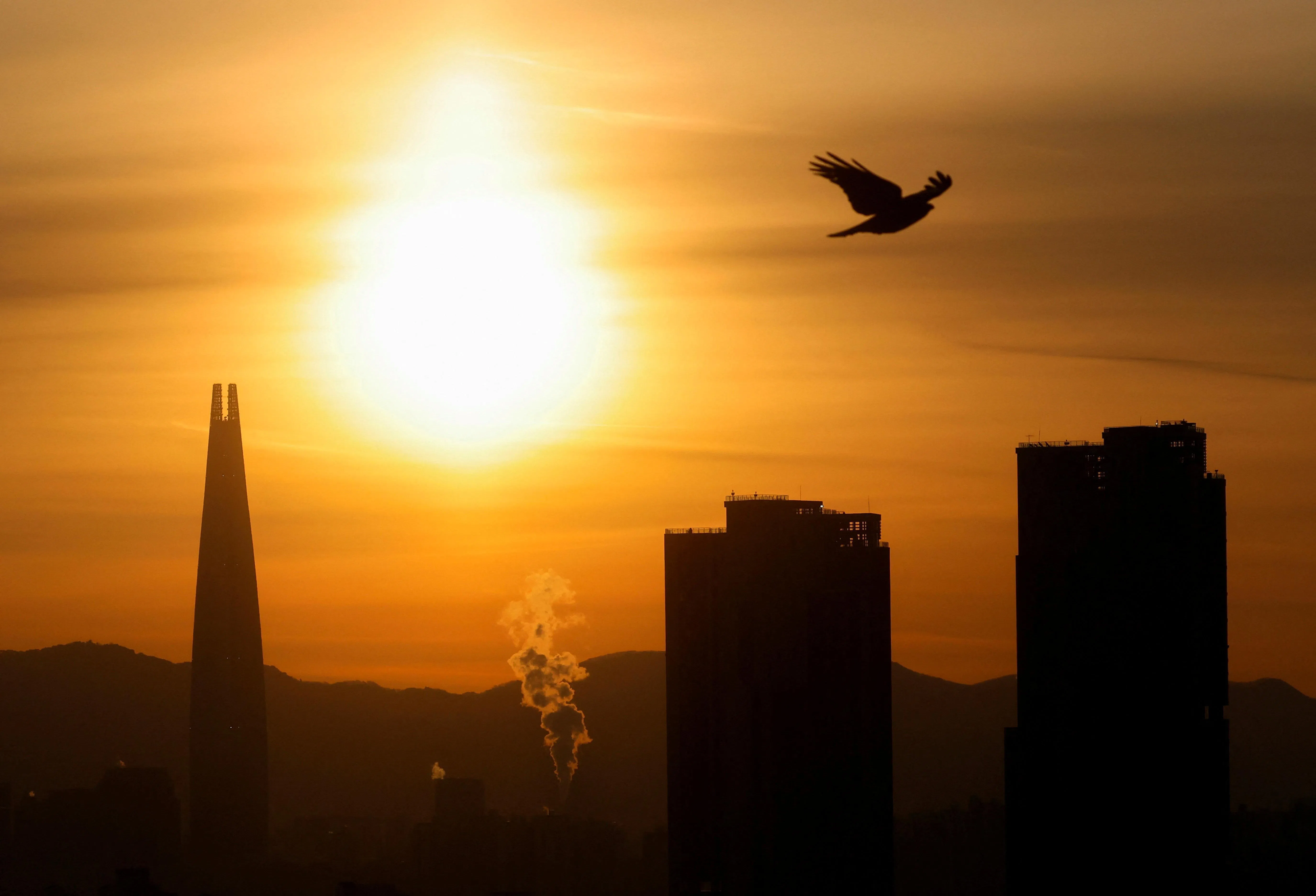 2026年1月1日，在韩国首尔的一座天文台，今年的第一缕阳光给人们带来新的希望。（路透社）