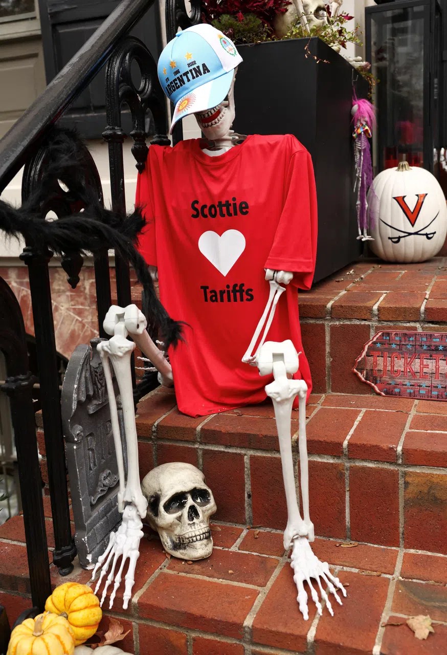 万圣节骷髅身穿“史考特最爱关税”（Scottie loves tariffs）的红色衬衫，借此宣泄对关税政策的不满。史考特指的是美国财长贝森特。 （路透社）