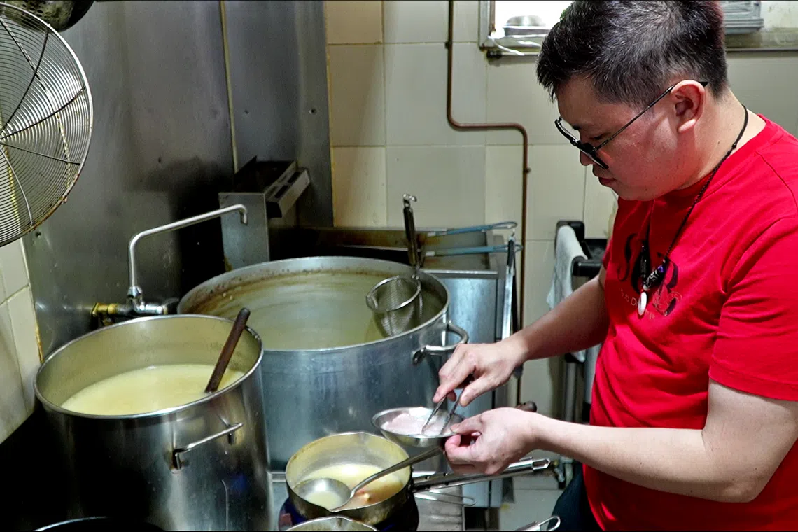魏仁庆说，坚持选用新鲜食材，是让一票忠实顾客不断回流的原因之一。（视频截图）