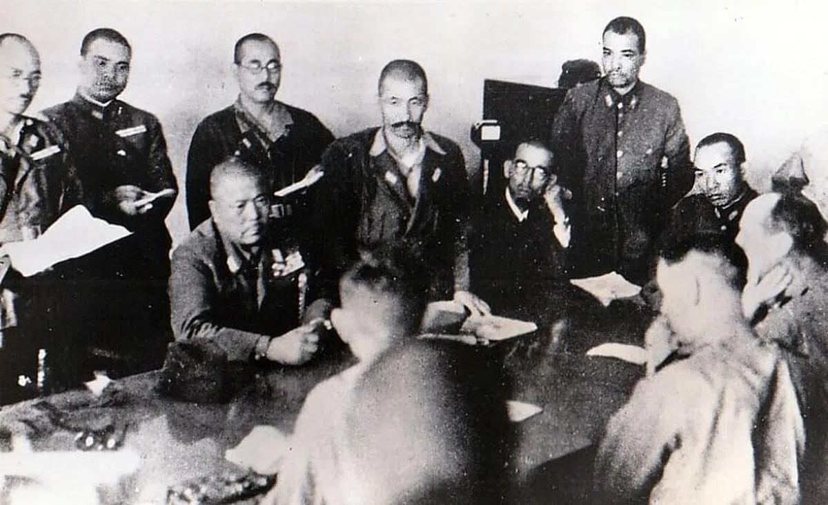 1942年2月15日英军司令白思华将军与山下奉文（坐者左一）在福特汽车厂谈判投降现场。（作者提供）