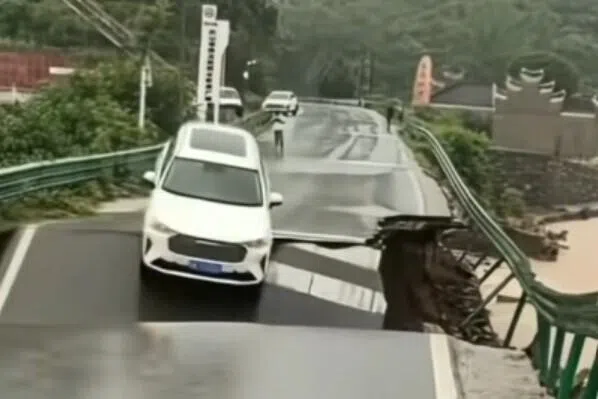 【视频】湖北孝感暴雨引发塌陷致轿车坠河