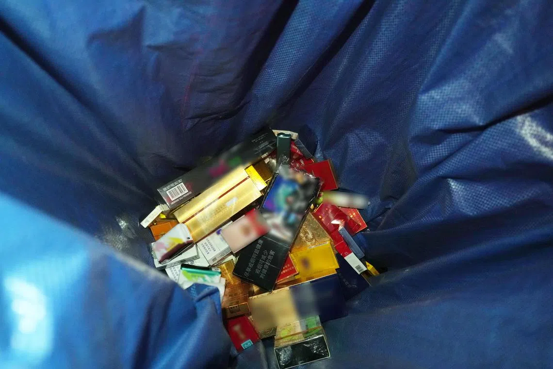 樟宜机场第一搭客大厦抵境大厅，摆放着显眼的电子烟回收桶，里头装了不少弃置的电子烟和香烟。（谢智扬摄）