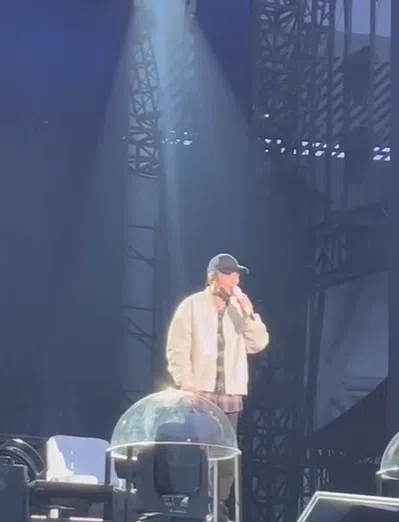 薛之谦病重仍坚持在台上和粉丝合唱1小时，满满诚意让粉丝感动不已。（互联网）