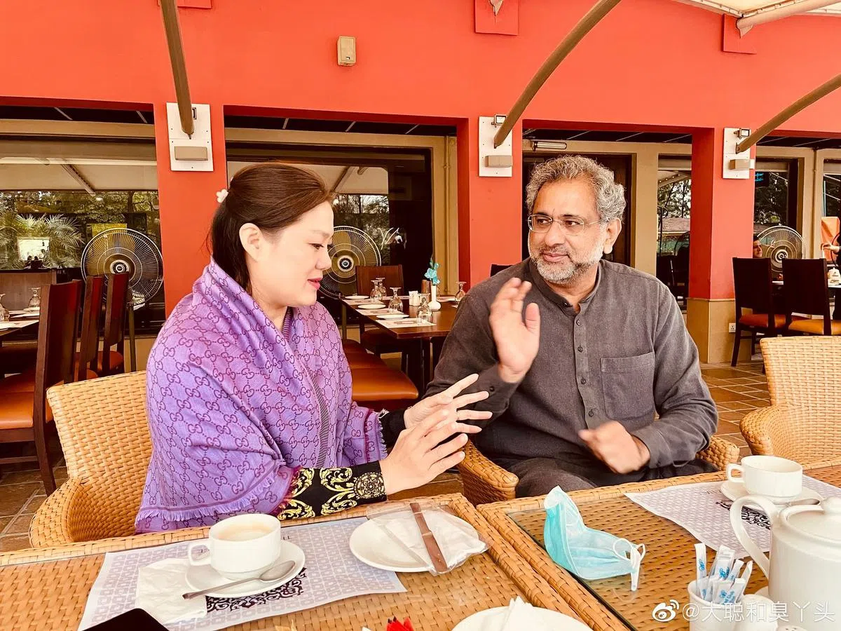 汤天如（左）上月晒出与巴基斯坦前总理聚会的照片。该微博也已被删除。（微博截屏）