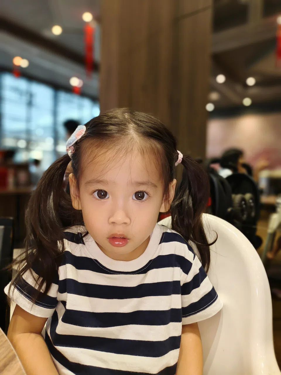 手机柔光灯除了能补光，也能让人物双眼散发光彩，使照片看起来更生动。（黄少伟摄）