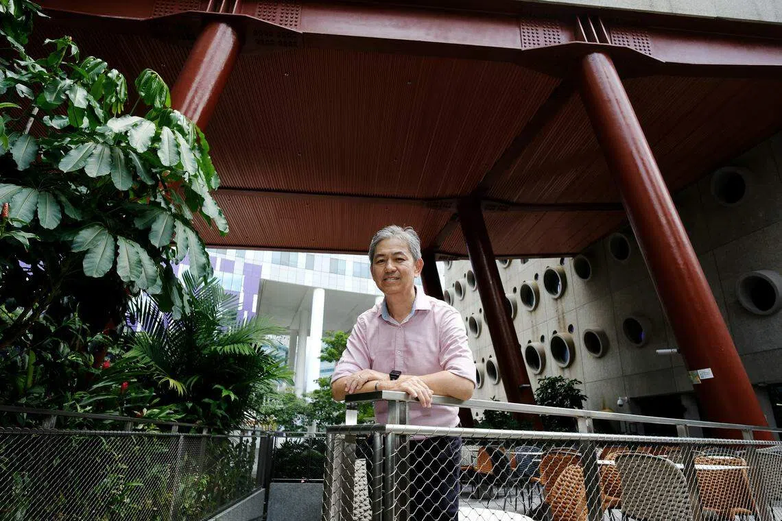 建筑项目挑战众多，工程师张荣新从实际出发一一克服。（曾坤顺摄）