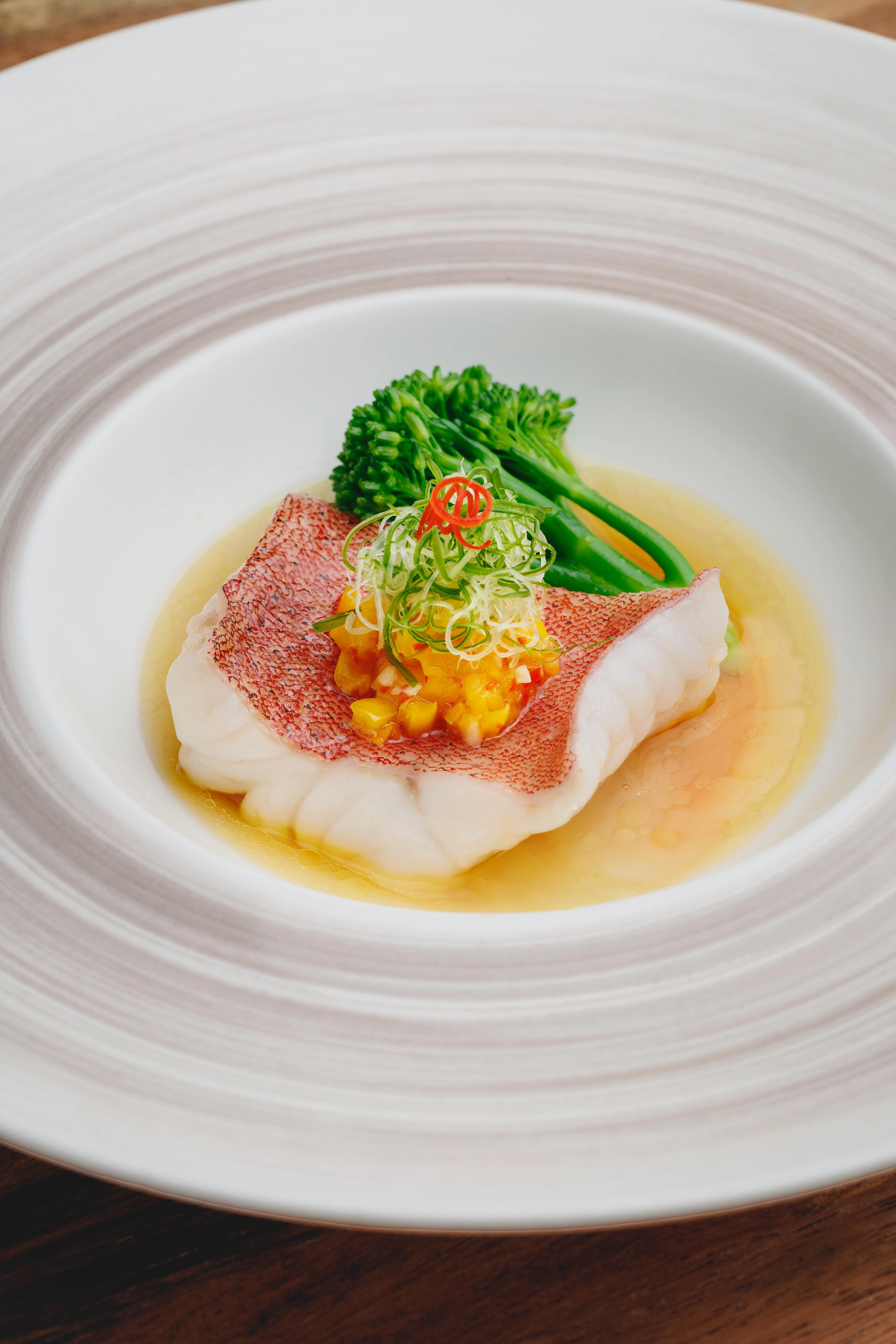 泡椒鸡油花雕蒸东星斑柳，花雕酒醇香缓缓渗入鱼肉，融合鸡油的温润丰厚，酒香不烈，油香不腻。（酒店提供）