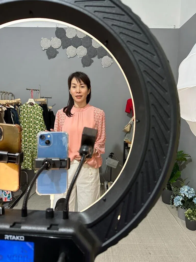 镜头前的林淑君，亲切、自然又大方，从款式到面料，再到剪裁和颜色搭配等，林淑君如数家珍般侃侃而谈，向顾客们详细介绍她刚采购回来的女装。（受访者提供）