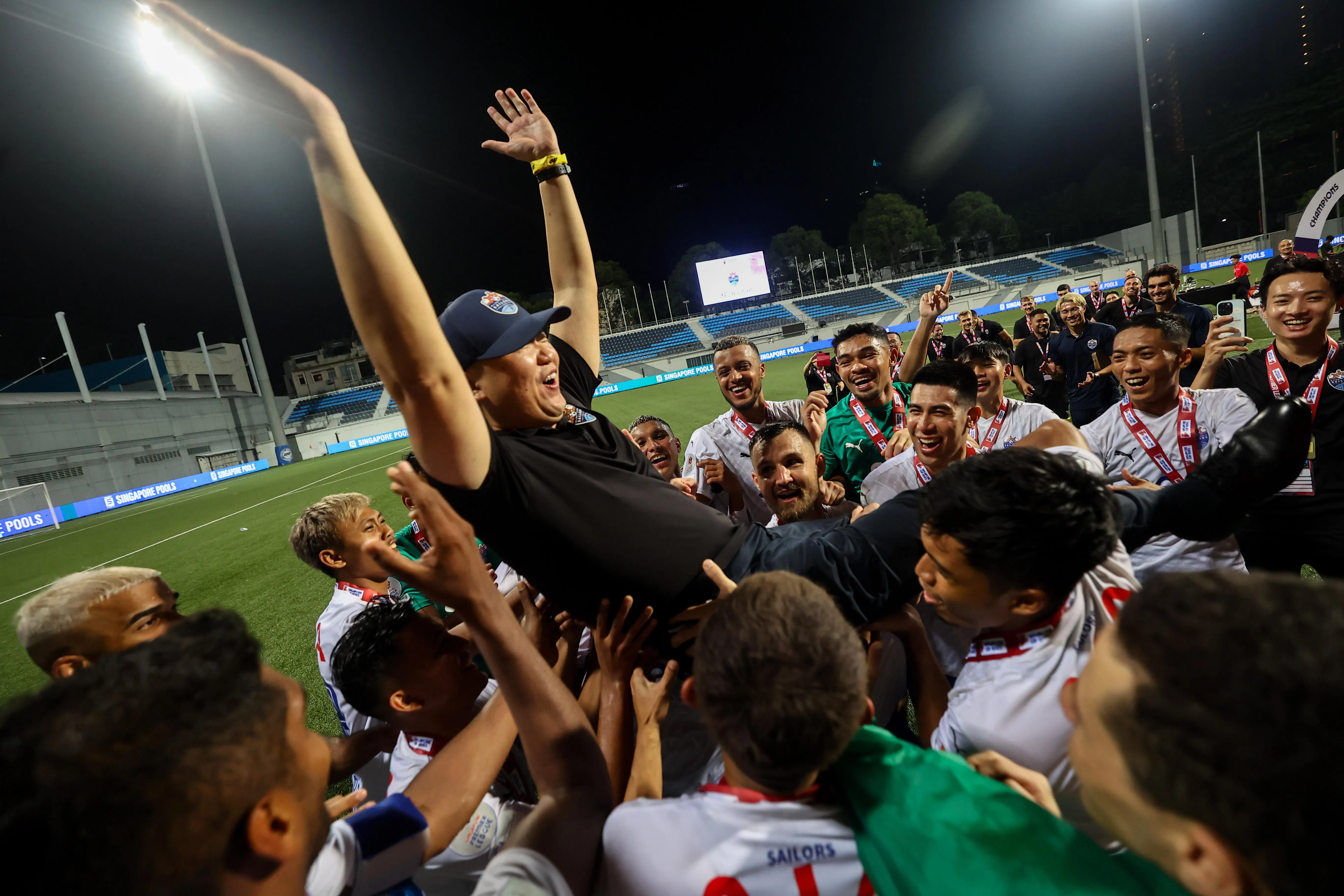 狮城水手球员赛后将球队主席、冬海集团创办人李小冬抬起，庆祝夺冠。（陈渊庄摄）